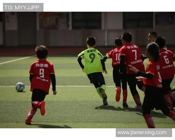 足球巨星亲授技巧网红挑战踢球新高度共同演绎精彩瞬间